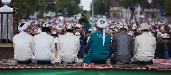 Праздничный айт-намаз возле площади Победы в столице - Sputnik Кыргызстан