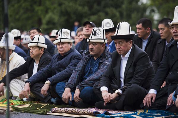 Премьер-министр Сооронбай Жээнбеков баштаган өкмөт өкүлдөрү, депутаттар да келген элдин катарын толукташты - Sputnik Кыргызстан