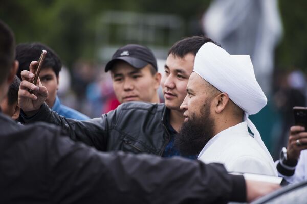 Праздничный айт-намаз возле площади Победы в столице - Sputnik Кыргызстан