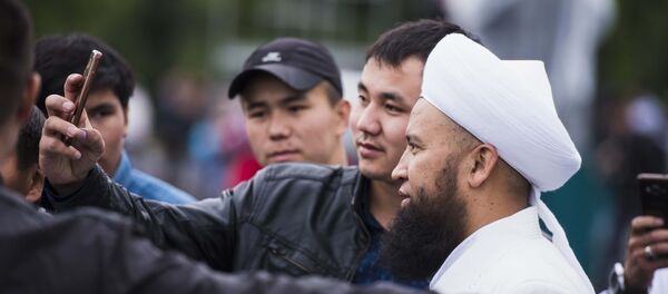 Жители Бишкека на Айт-намазе возле площади Победы - Sputnik Кыргызстан