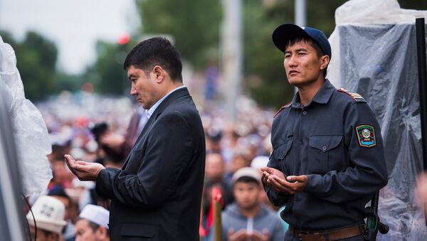 Сотрудник правоохранительного органа на айт-намазе. Архивное фото - Sputnik Кыргызстан