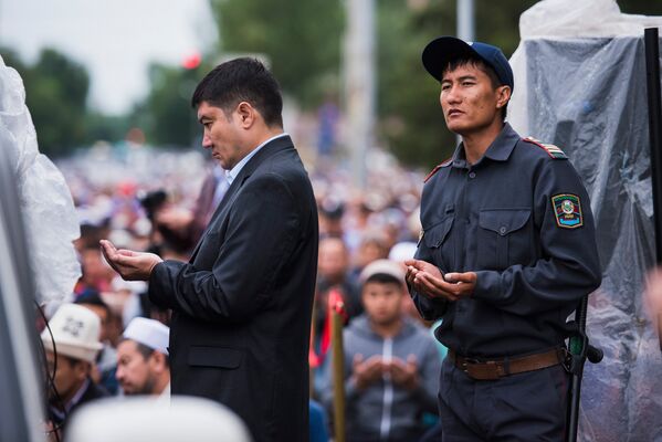 Праздничный Айт-намаз возле площади Победы в столице - Sputnik Кыргызстан