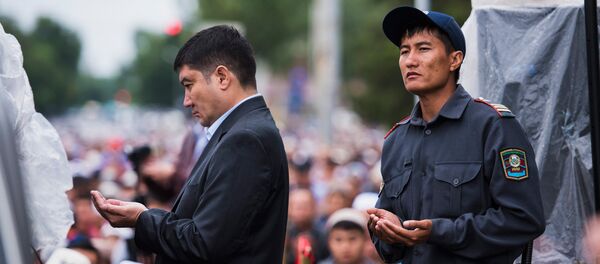 Сотрудник правоохранительного органа на айт-намазе. Архивное фото - Sputnik Кыргызстан