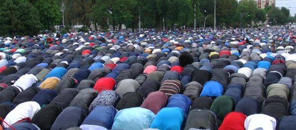 Бишкекте айт намазга келгендерге муфтий саламдашып үлгүргөн жок - Sputnik Кыргызстан