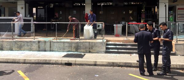 Сотрудники полиции возле бара, где произошел взрыв гранаты окраина Куала-Лумпур , Малайзия. 28 июня 2016 года. - Sputnik Кыргызстан