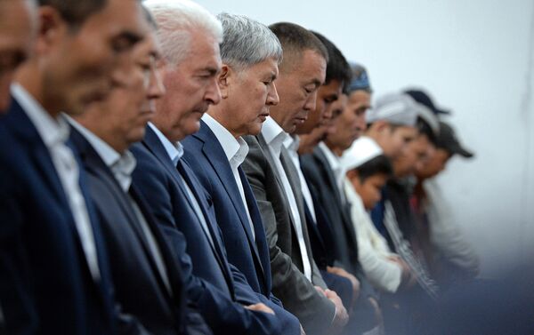 Президент Алмазбек Атамбаев принял участие в праздничном Айт-намазе по случаю Орозо айта. - Sputnik Кыргызстан