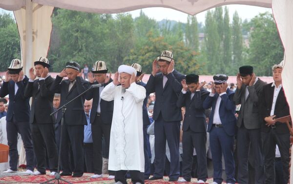 Присутствовавшие представители власти обратились к собравшимся с поздравлениями. Затем начался праздничный намаз. - Sputnik Кыргызстан