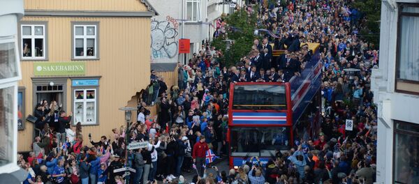 Болельщики сборной Исландии встречают футболистов сборной Исландии, прибывших в Рейкьявик с чемпионата Европы по футболу - 2016. - Sputnik Кыргызстан