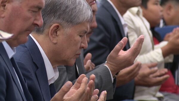 Президент Атамбаев молился в сельской мечети и жал руки кыргызстанцам - Sputnik Кыргызстан