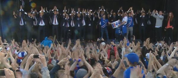 Многотысячным “Ху” ликующий Рейкьявик встретил футболистов сборной Исландии - Sputnik Кыргызстан