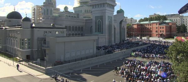 Праздничная молитва мусульман у соборной мечети Москвы в честь Ураза-байрам - Sputnik Кыргызстан