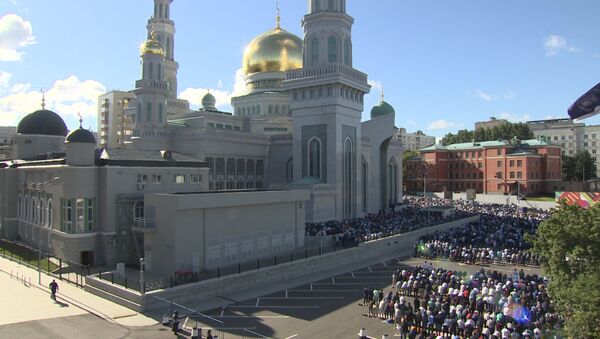 Праздничная молитва мусульман у соборной мечети Москвы в честь Ураза-байрам - Sputnik Кыргызстан