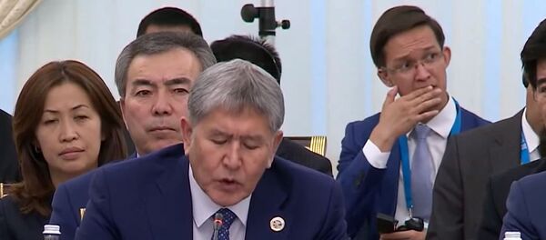 Кадр из видео выступления президента Кыргызстана Алмазбека Атамбаева на саммите ШОС в Ташкенте. Архивное фото Кадр из видео выступления президента Кыргызстана Алмазбека Атамбаева на саммите ШОС в Ташкенте. Архивное фото - Sputnik Кыргызстан