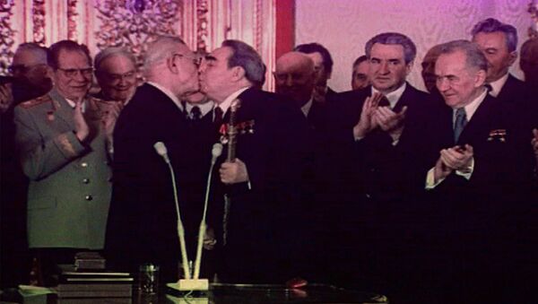 Тройной Брежнев — поцелуи генсека, вошедшие в историю. Кадры из архива - Sputnik Кыргызстан