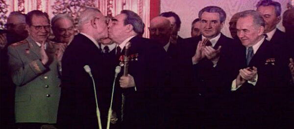 Тройной Брежнев — поцелуи генсека, вошедшие в историю. Кадры из архива - Sputnik Кыргызстан