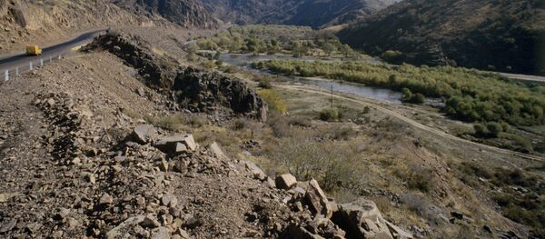 Дорога в горах. Архивное фото Дорога в горах. Архивное фото - Sputnik Кыргызстан