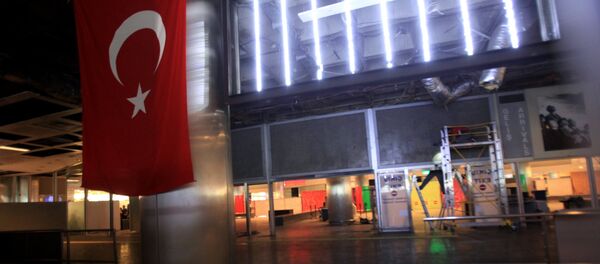 У входа в международный аэропорт имени Ататюрка в Стамбуле, где произошел теракт. Архивное фото - Sputnik Кыргызстан