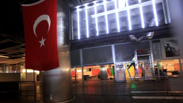 У входа в международный аэропорт имени Ататюрка в Стамбуле, где произошел теракт. Архивное фото - Sputnik Кыргызстан