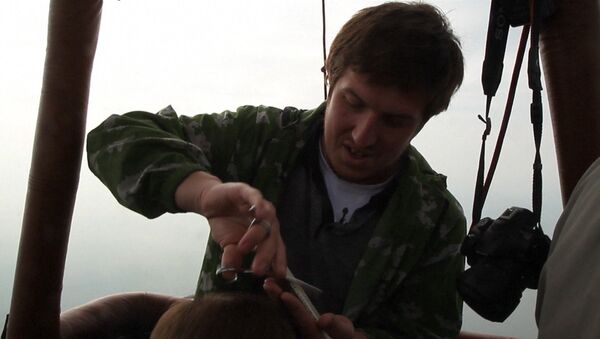 Уральский парикмахер подстриг клиента в полете на воздушном шаре - Sputnik Кыргызстан