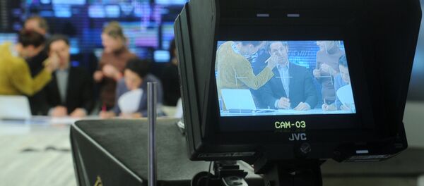 Гримеры поправляют грим телеведущим в студии телеканала, архивное фото - Sputnik Кыргызстан