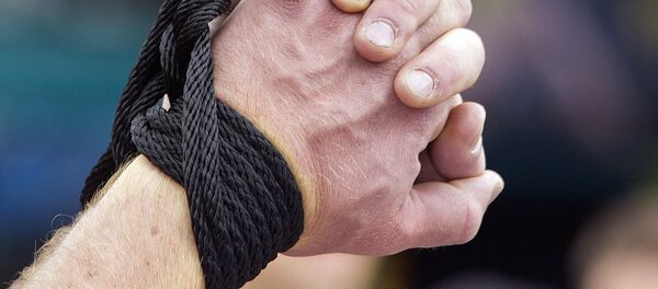 Колу байланган киши. Архив - Sputnik Кыргызстан