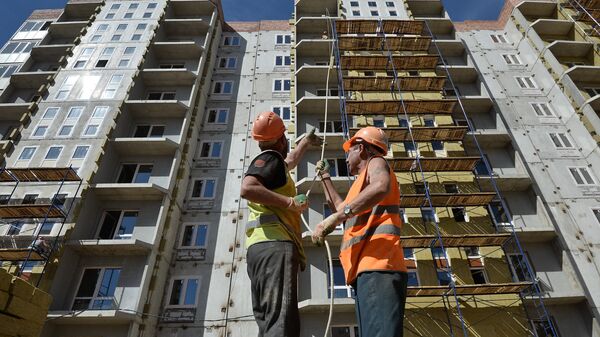 Рабочие на строительстве жилищного комплекса. Архивное фото - Sputnik Кыргызстан