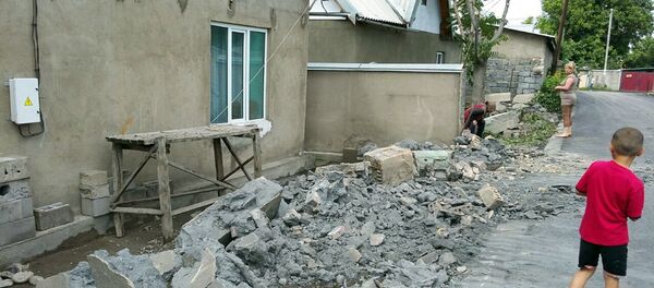 Снесение незаконно возведенных хозяйственных пристроек. Архивное фото - Sputnik Кыргызстан