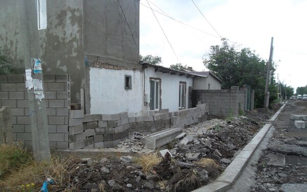 Департамент индивидуального жилищного строительства мэрии Бишкека за первое полугодие снес 37 незаконно возведенных хозяйственных пристроек. - Sputnik Кыргызстан