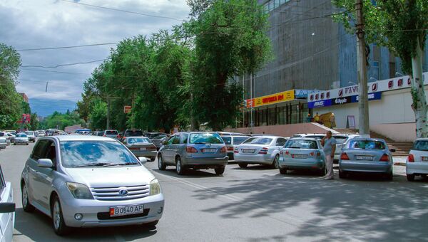 Незаконная парковка у ЦУМ в Бишкеке - Sputnik Кыргызстан