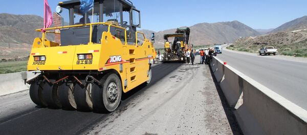 Сотрудники укладывают асфальт во время капитальной реконструкции полотна автодороги Бишкек-Нарын-Торугарт на участке в Боомском ущелье. Архивное фото - Sputnik Кыргызстан