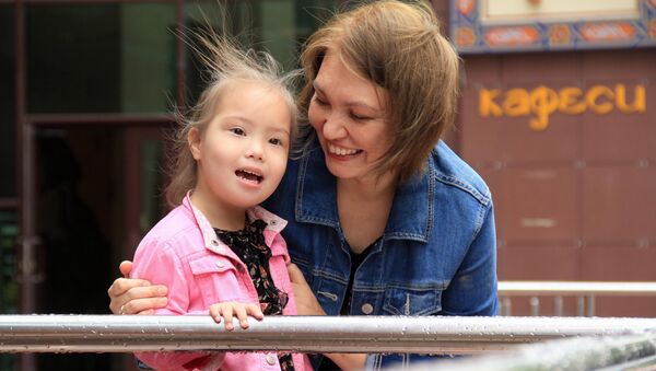 Основательница фонда Сантерра Дина Эшалиева со своей дочерью. Архивное фото - Sputnik Кыргызстан