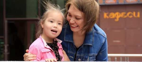 Основательница фонда Сантерра Дина Эшалиева со своей дочерью. Архивное фото - Sputnik Кыргызстан