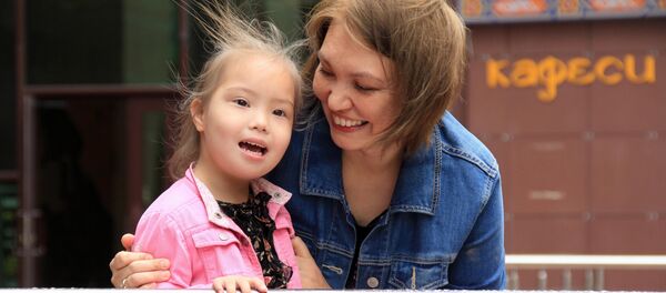 Основательница фонда Сантерра Дина Эшалиева со своей дочерью. Архивное фото Основательница фонда Сантерра Дина Эшалиева со своей дочерью. Архивное фото - Sputnik Кыргызстан