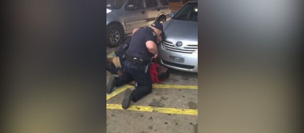 Двое полицейских застрелили темнокожего мужчину в Луизиане. Съемка очевидца - Sputnik Кыргызстан