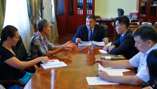 Мэр Бишкека встретился с представителями общественного фонда Право на жизнь бездомным животным - Sputnik Кыргызстан