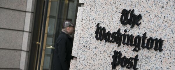 Мужчина у здания журнала The Washington Post в Вашингтоне. Архивное фото - Sputnik Кыргызстан