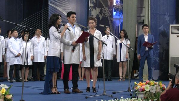 Честно служить великому делу врачевания — клятва выпускников -медиков КРСУ - Sputnik Кыргызстан