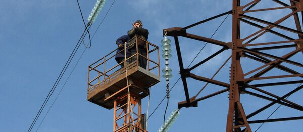 Работники на ЛЭП. Архивное фото Работники на ЛЭП. Архивное фото - Sputnik Кыргызстан