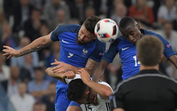 В полуфинальном матче отметился форвард сборной Франции Антуан Гризманн, за матч оформивший дубль в ворота Германии. - Sputnik Кыргызстан