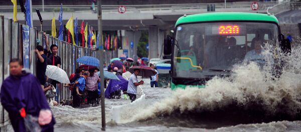 Автобус едет по затопленной улице в городе Ухань, провинция Хубэй. Архивное фото Автобус едет по затопленной улице в городе Ухань, провинция Хубэй. Архивное фото - Sputnik Кыргызстан