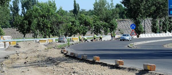 Эл аралык Манас аэропортуна кеткен унаа жолдун курулуш иштери. Архив - Sputnik Кыргызстан