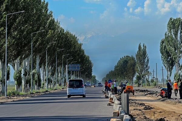 Премьер-министр Сооронбай Жээнбеков Бишкек — Манас эл аралык аэропортуна кеткен жолдун оңдолушун көзөмөлдөп, анын начар жасалганын белгиледи. - Sputnik Кыргызстан
