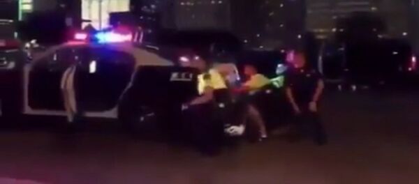 Звуки выстрелов и вой сирен в Далласе, где неизвестные убили полицейских - Sputnik Кыргызстан