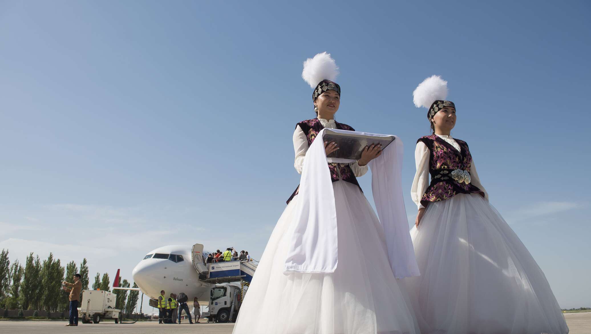 Оплата в киргизии. Кыргызский национальный костюм. Национальная одежда кыргызов. Киргизский национальный костюм женский. Казахский наряд для женщины.