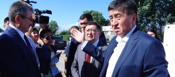 Жээнбеков Бишкек — Манас аэропорту жолун жасагандарга сөөмөй кезеди - Sputnik Кыргызстан