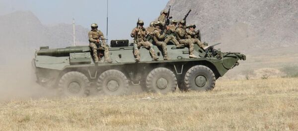 Военнослужащие на командно-штабных тактических учениях Бөгөт — 2016 (Заслон — 2016)  в полигоне ГПС КР - Sputnik Кыргызстан