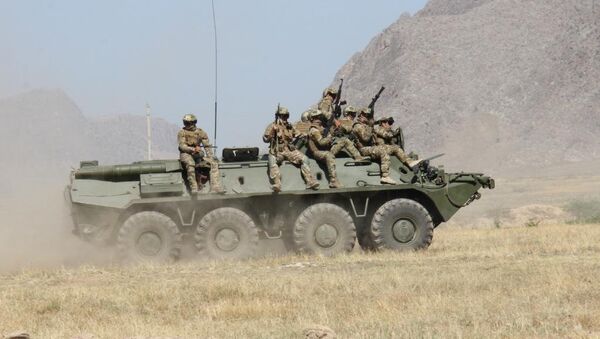Военнослужащие на командно-штабных тактических учениях Бөгөт — 2016 (Заслон — 2016)  в полигоне ГПС КР - Sputnik Кыргызстан