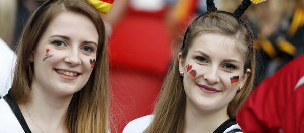 Футбольные болельщицы. Архивное фото Футбольные болельщицы. Архивное фото - Sputnik Кыргызстан