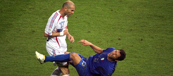 Экс-защитник итальянской сборной по футболу Марко Матерацци и хавбек сборной Франции Зинедин Зидан в финальном матче Чемпионата мира 2006 года - Sputnik Кыргызстан