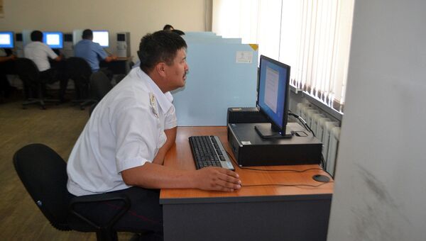 Сотрудник на курсах повышения квалификации строевых подразделений патрульной милиции КР - Sputnik Кыргызстан
